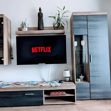 E2 Luxury Oldtown - 2x Parking, Foodstore, Pcscreen, Netflix, Unlimited Music, Crib, Babychair, Fastwifi, Aircon アパート コシツェ