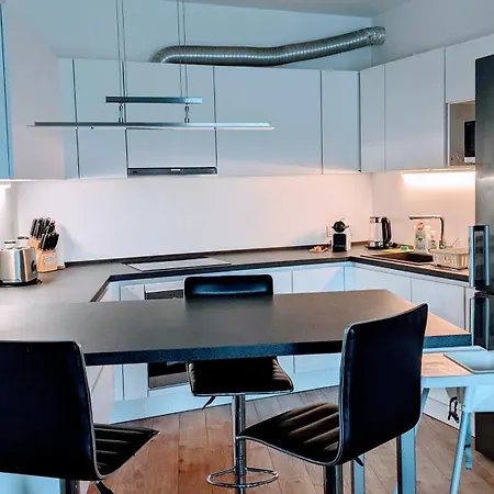 アパート E2 Luxury Oldtown - 2x Parking, Foodstore, Pcscreen, Netflix, Unlimited Music, Crib, Babychair, Fastwifi, Aircon コシツェ