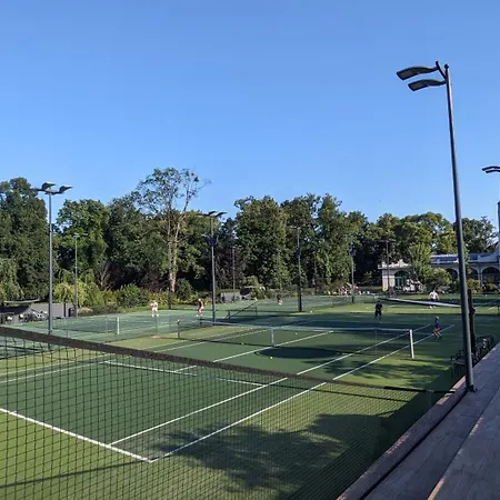 E2 Luxury Oldtown - 2x Parking, Foodstore, Pcscreen, Netflix, Unlimited Music, Crib, Babychair, Fastwifi, Aircon * Košice