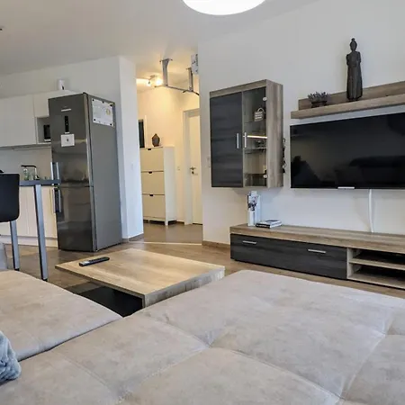 E2 Luxury Oldtown - 2x Parking, Foodstore, Pcscreen, Netflix, Unlimited Music, Crib, Babychair, Fastwifi, Aircon Appartamento *