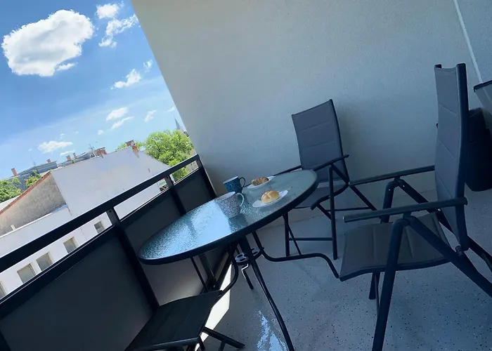 E2 Oldtown Luxury Apartment: Urban Comfort *