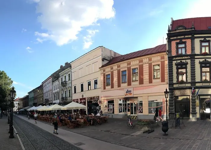E2 Luxury Oldtown - 2x Parking, Foodstore, Pcscreen, Netflix, Unlimited Music, Crib, Babychair, Fastwifi, Aircon Apartmán Košice