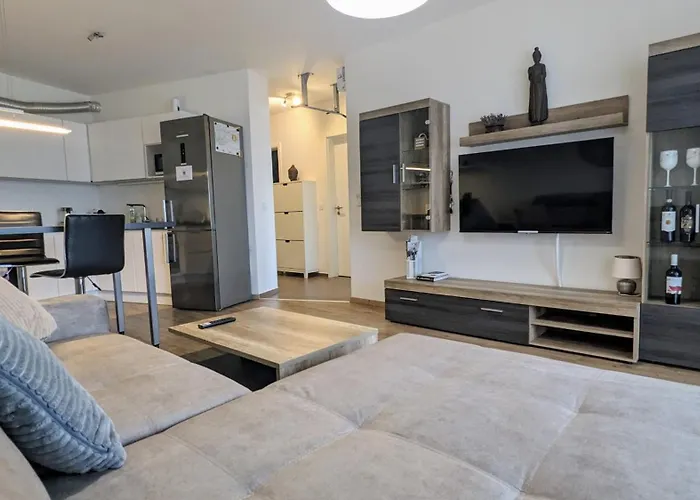 E2 Oldtown Luxury Apartment: Urban Comfort Apartment *