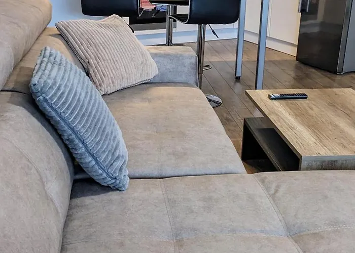 E2 Luxury Oldtown - 2x Parking, Foodstore, Pcscreen, Netflix, Unlimited Music, Crib, Babychair, Fastwifi, Aircon Apartmán Košice